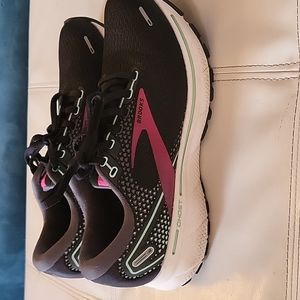 Womens Size 6.5 Brooks Ghost shoes